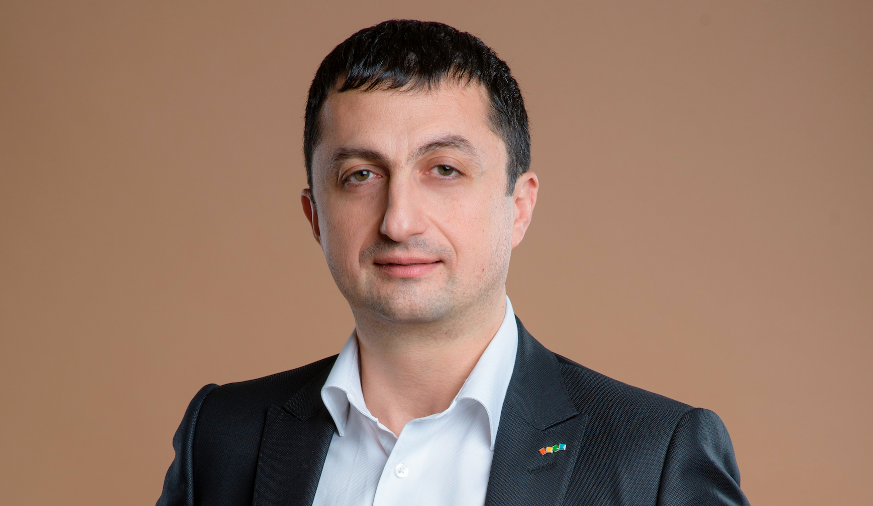 Директор сети магазинов Детский мир Владимр Чирахов входит в число лучших топ-менеджеров в сфере торговли Он также миноритарный акционер компании