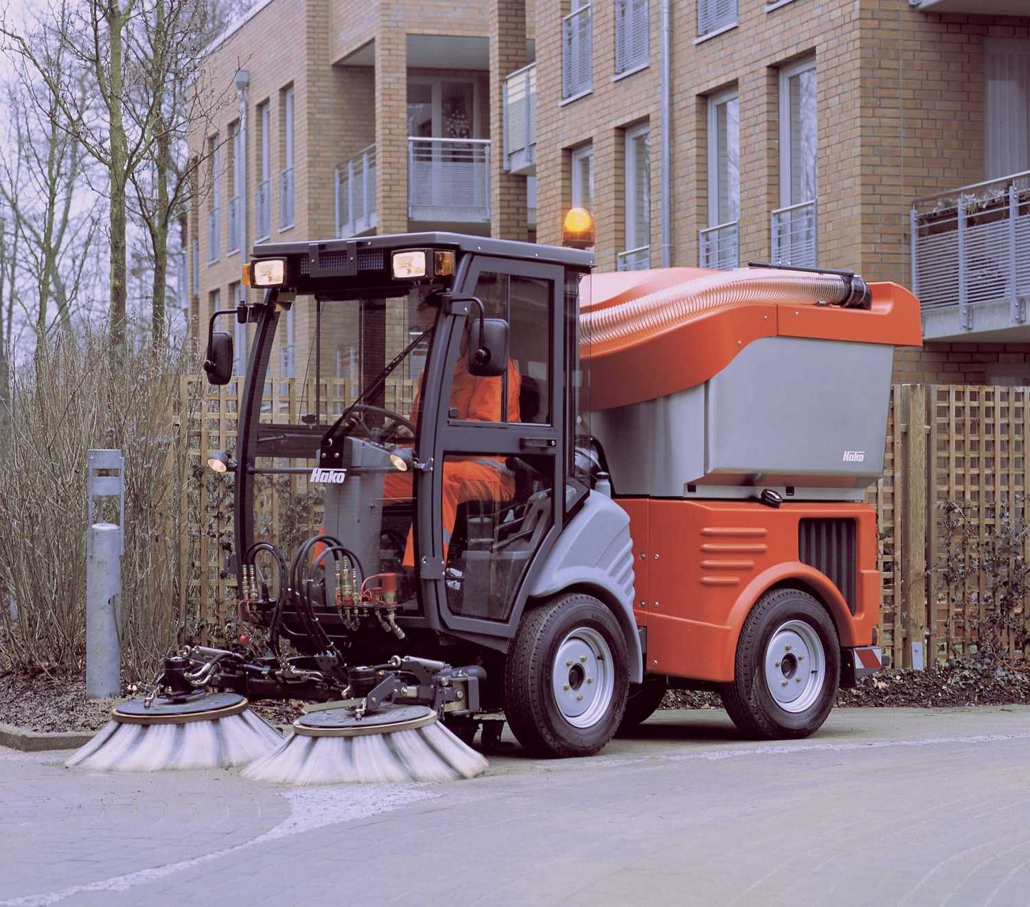 Вакуумная машина hako citymaster. подметально-уборочная машина для уборки города.