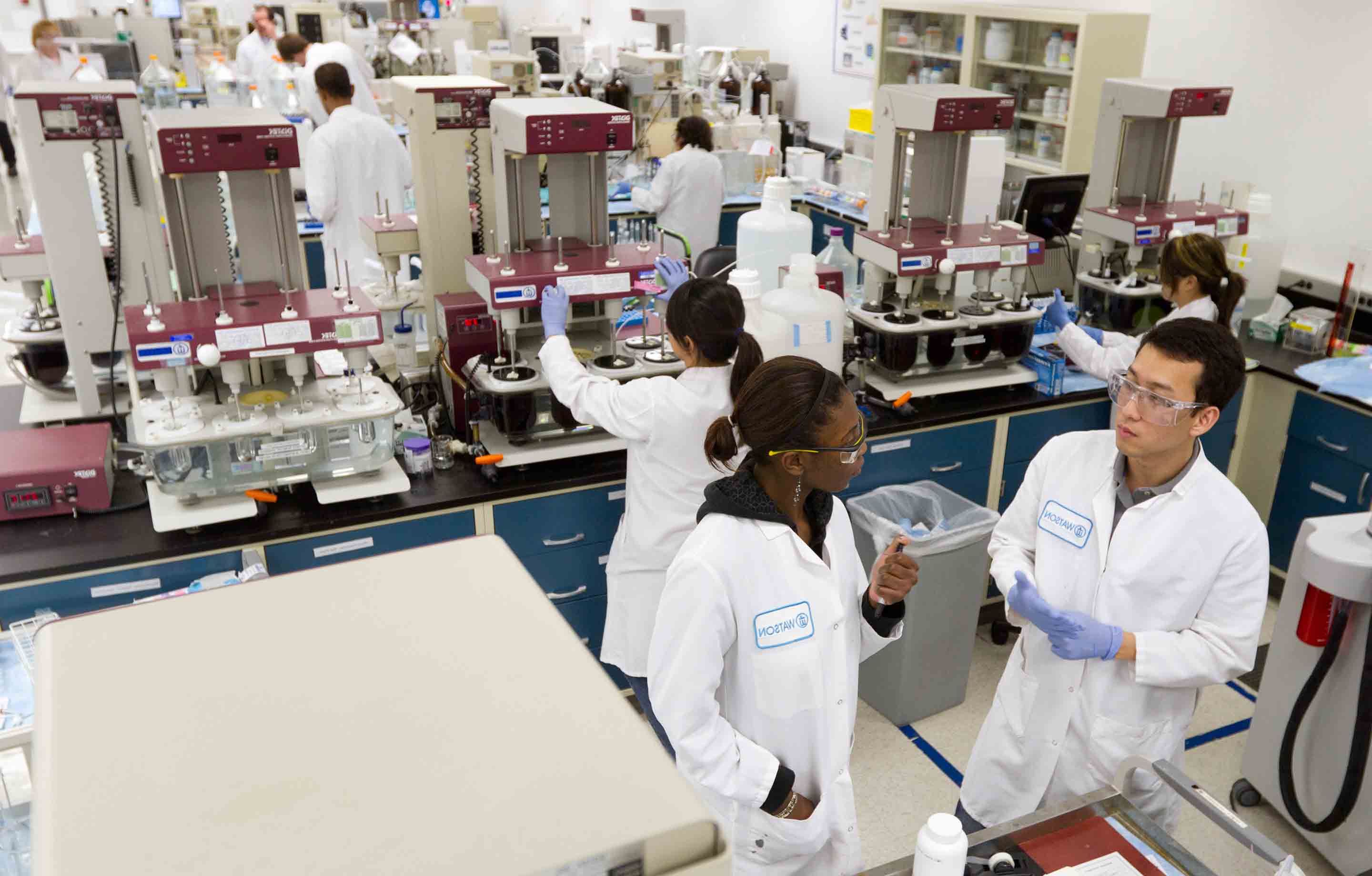 В сша запретили использовать старые версии мрнк-вакцин moderna и pfizer/biontech от covid-19