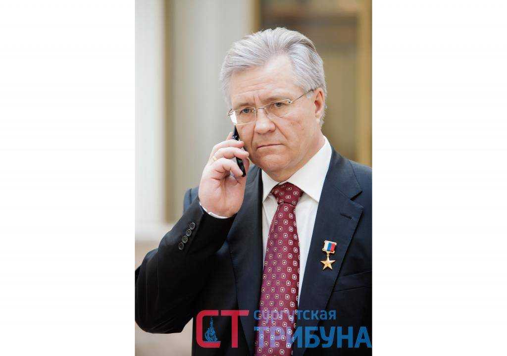 О необыкновенном человеке, жизнь которого неотделима от гиганта нефтяной отрасли Сургутнефтегаза, который сам себя сделал, о трудоголике, главное хобби которого – работа, о Владимире Леонидовиче Богданове